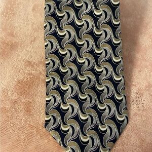 Elegant Black and Gold Patterned Tie